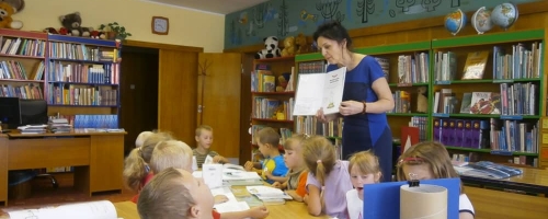 Bibliotekę odwiedziły sześciolatki ze Szkoły Podstawowej w Błotnie